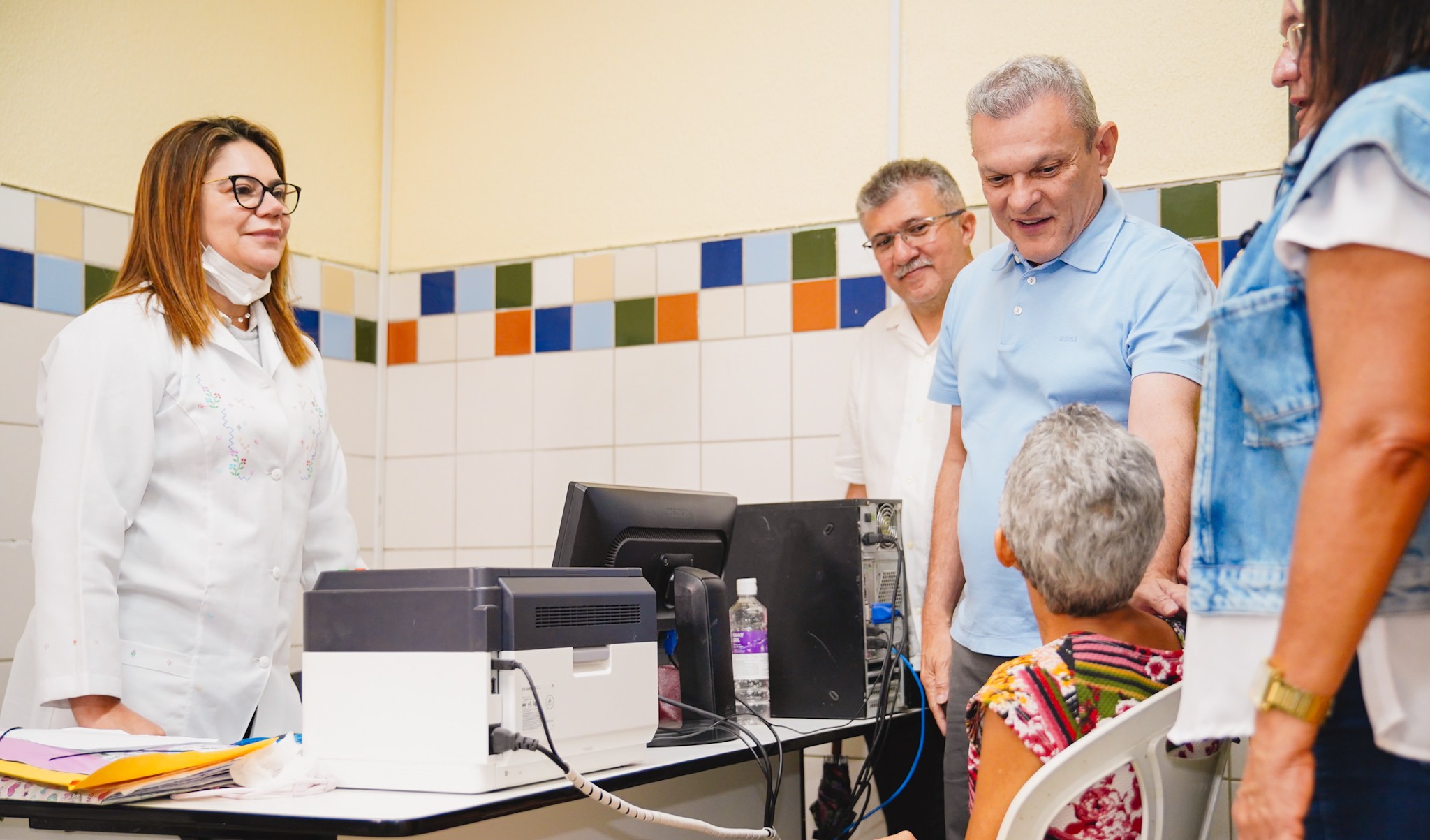 grupo de pessoas num consultório